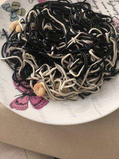 Una foto de Espaguetis negros con gulas