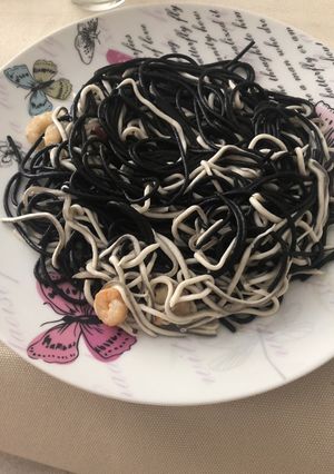 Una foto de Espaguetis negros con gulas