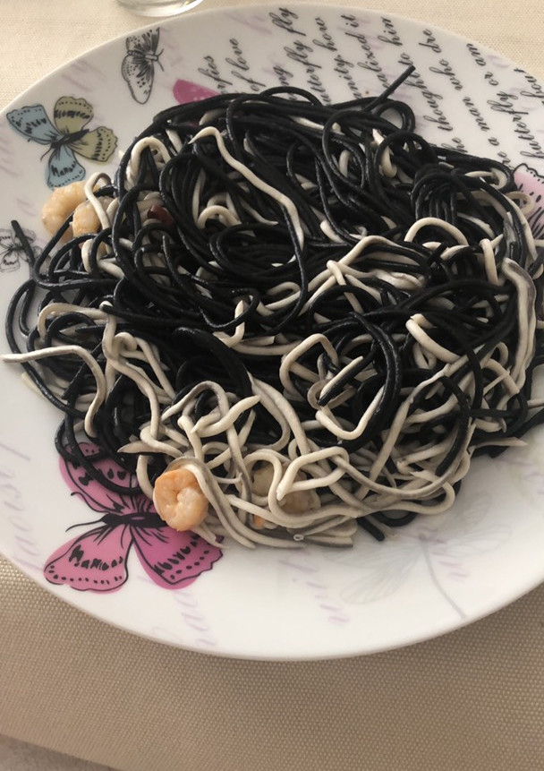 Una foto de Espaguetis negros con gulas