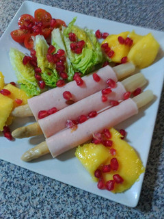 Una foto de Ensalada mixta de hortalizas y fruta con fihambre de pollo