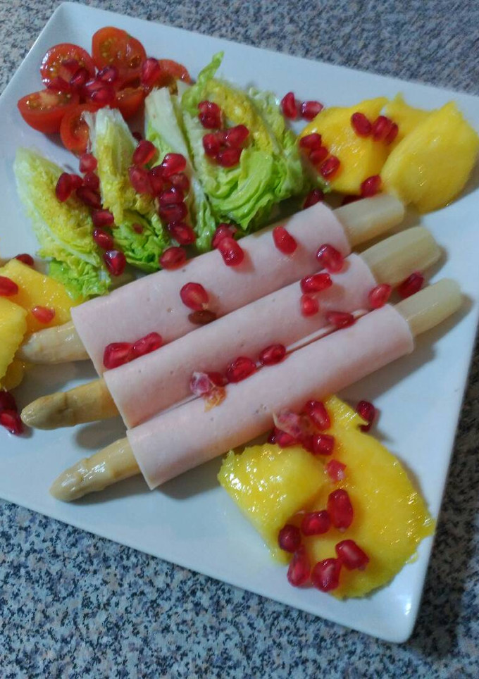 Una foto de Ensalada mixta de hortalizas y fruta con fihambre de pollo