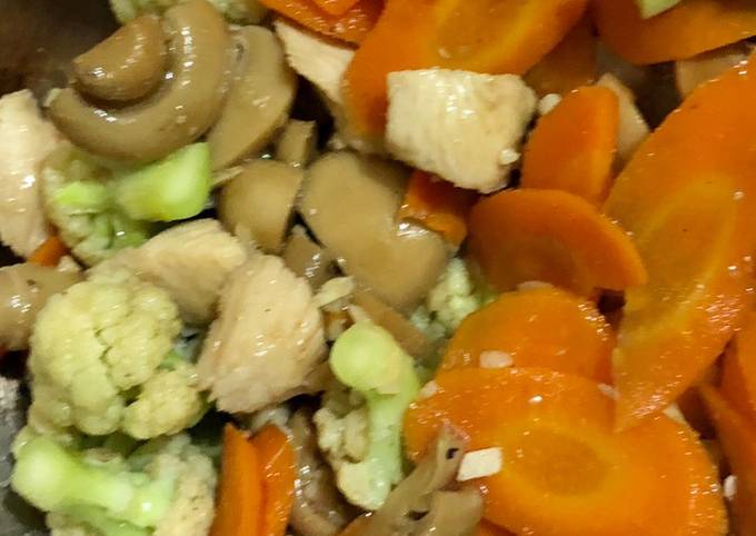 Oriental chinesse food - Capcay goreng ayam dan sayur lengkap dengan jamur kancing plus saus tiram