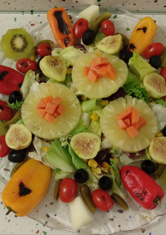 Una foto de Ensalada con asado de minis y frutas