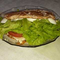Una foto de Sándwich de verduras con pan de atún