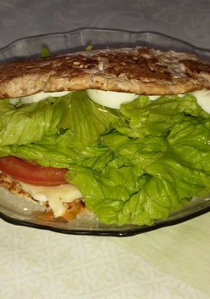 Una foto de Sándwich de verduras con pan de atún