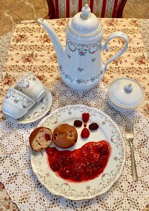 Muffin tönkölybúza fehérlisztből piros bogyós gyümölcsökkel és szósszal recept fotója