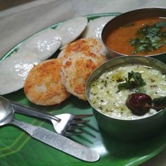 A picture of Coconutchutney with idly & sambar.