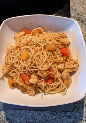 Une photo de Nouilles au poulet et aux poivrons