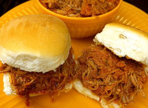 Una foto de Bondiola Desmechada con Pimentón Ahumado  a la Cacerola - Pulled Pork