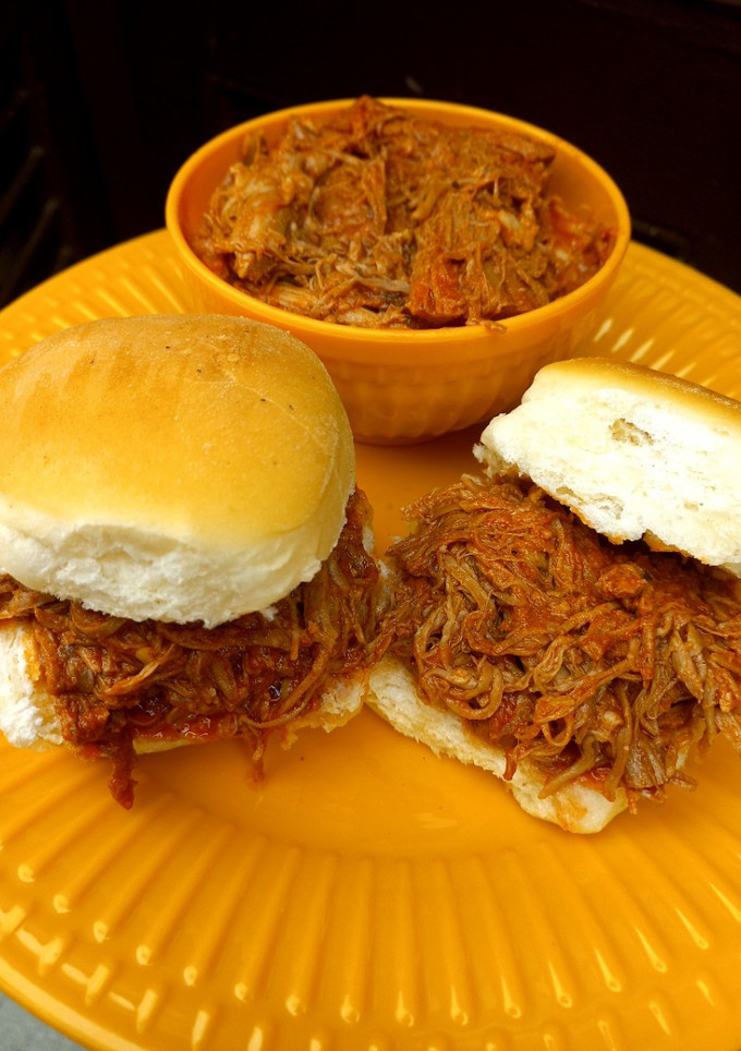 Una foto de Bondiola Desmechada con Pimentón Ahumado  a la Cacerola - Pulled Pork