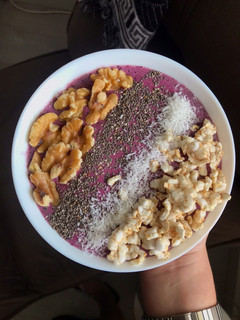 Una foto de Smoothie bowl de plátano y arándanos 🌙