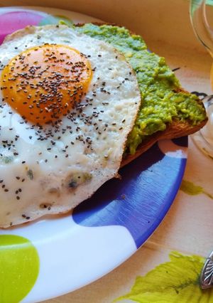 Una foto de Tostada con palta 🥑❤️
