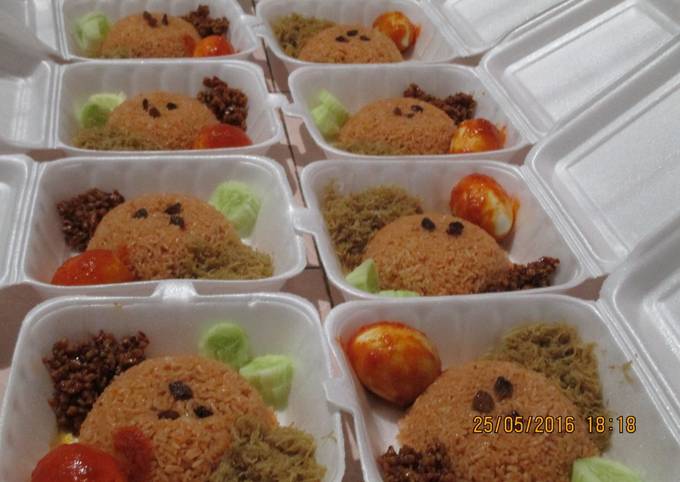 Cara Gampang Menyiapkan Nasi Minyak Ekonomis Anti Gagal