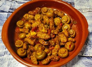 Foto principal de Bocaditos braseados con champiñones y salsa de tomate condimentada