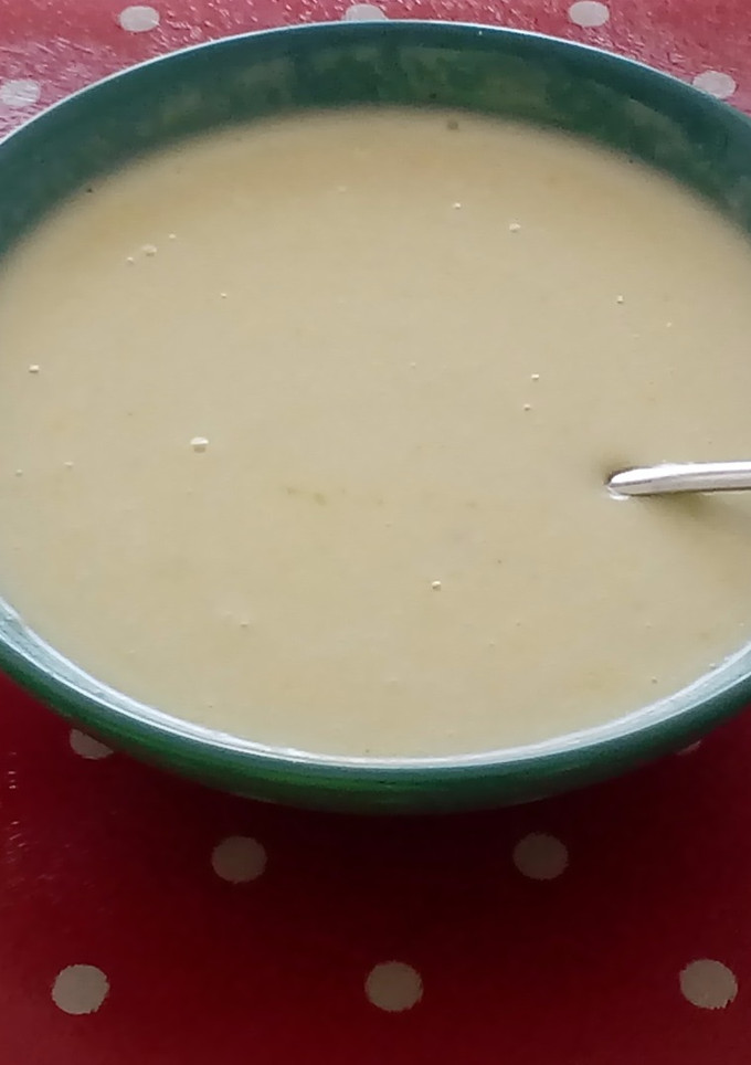 A picture of Potato and Celery Soup with Garlic and Cream.