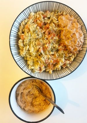 Une photo de Pâtes sauce crémeuse, petits légumes et pesto rosso 🍅🥣🌱