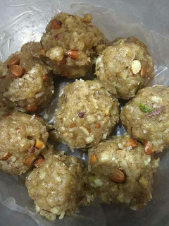 गोंद के लड्डू(gond ke laddu recipe in hindi) रेसिपी मुख्य फोटो