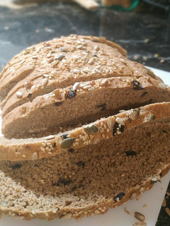 Una foto de Pan de centeno y espelta con aceitunas negras