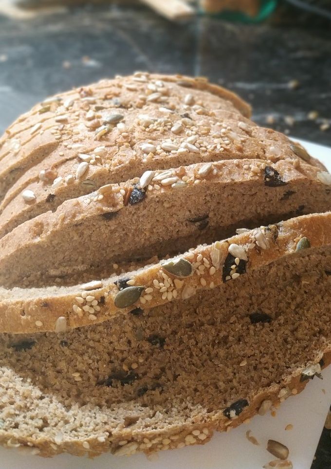 Una foto de Pan de centeno y espelta con aceitunas negras