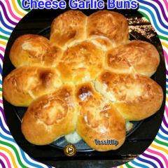 A picture of Cheesy garlic buns.