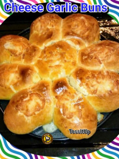 A picture of Cheesy garlic buns.