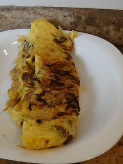 Una foto de Tortilla de cebolla y boletus