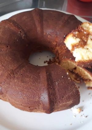 Una foto de Torta de vainilla rellena de dulce de leche!!....Deliciosa 🤤🥧