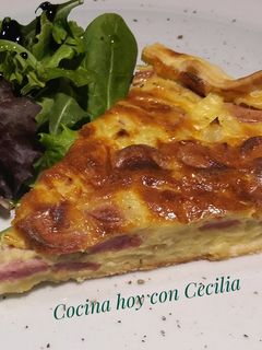 Una foto de Quiche de salchichas y cebolla