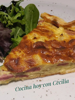 Una foto de Quiche de salchichas y cebolla