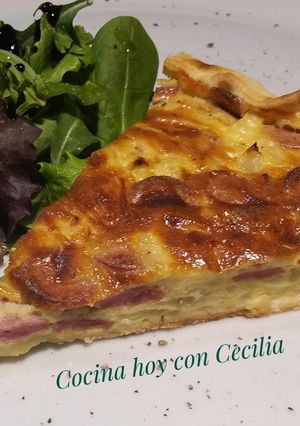 Una foto de Quiche de salchichas y cebolla