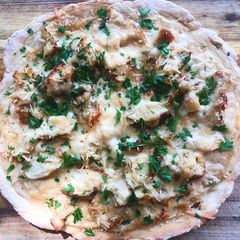 A picture of Chicken Alfredo Pizza.