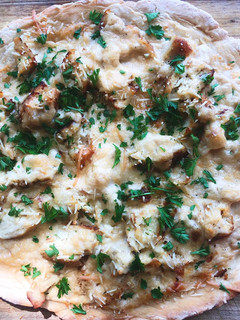 A picture of Chicken Alfredo Pizza.