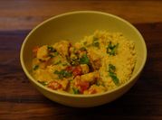 Una foto de couscous con pollo al curry