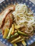 Pechuga a la mostaza, fideos de arroz y zapallito