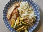 Una foto de filetes de pechuga de pollo