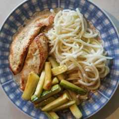 Una foto de Pechuga a la mostaza, fideos de arroz y zapallito