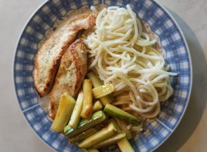Una foto de Pechuga a la mostaza, fideos de arroz y zapallito