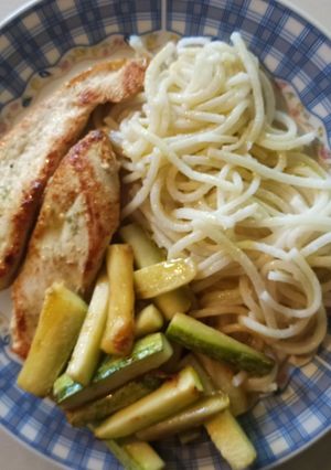 Una foto de Pechuga a la mostaza, fideos de arroz y zapallito