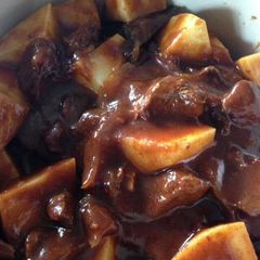 A picture of Sw beef and potato massaman curry.