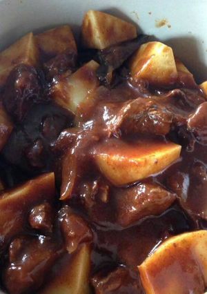 A picture of Sw beef and potato massaman curry.
