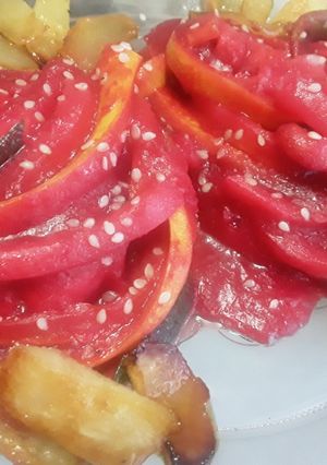 Una foto de Calabacines🥒 con salsa de remolacha y peras🍐 caramelizadas🤨🍝🤔!!!