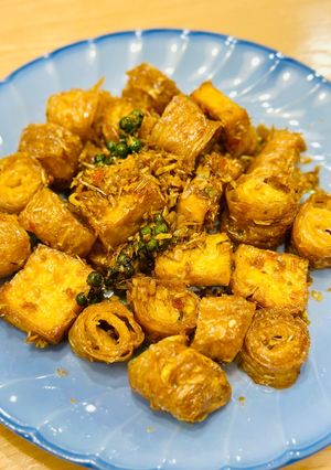 Hình của món Đậu hũ và tàu hũ ky cuộn rim sả ớt (món chay).