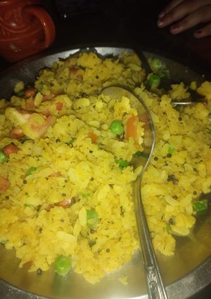 मटर पोहा(matar poha recipe in hindi) रेसिपी मुख्य फोटो