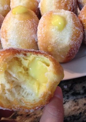 Una foto de Bombas rellenas de crema pastelera