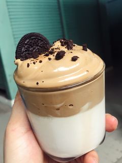Hình của món Cà phê bọt biển (Dalgona coffee).