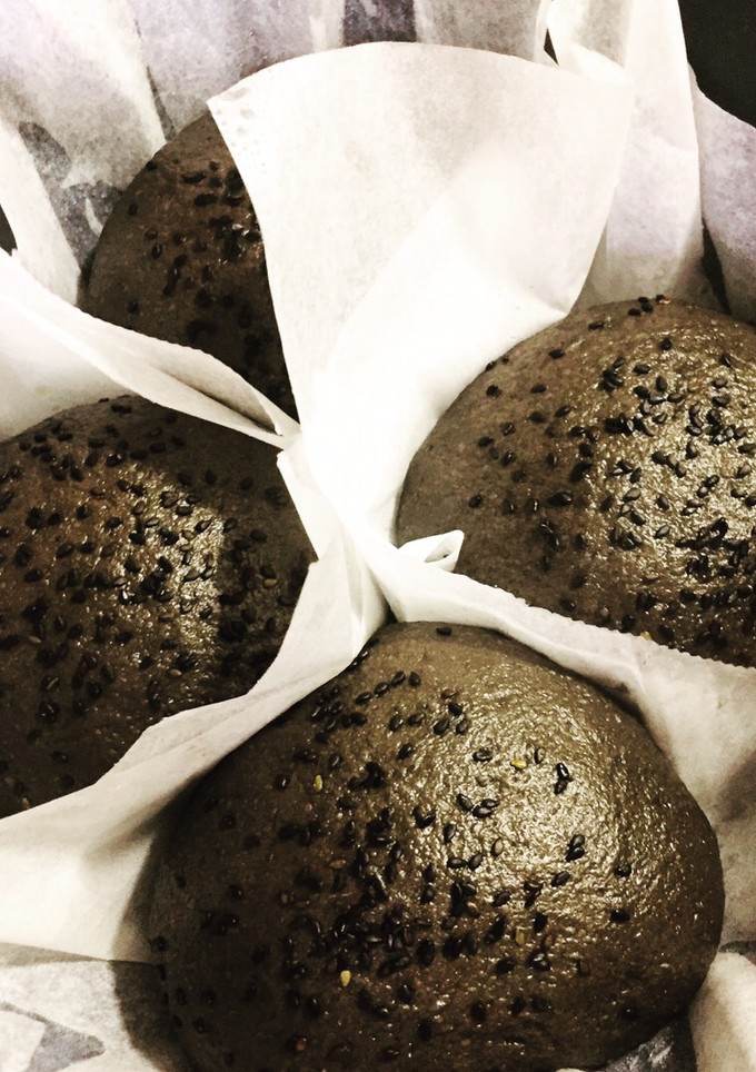 Una foto de Pan bao con tinta de calamar