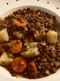 Una foto de Mi versión de guiso de lentejas vegetariano/vegano. Rico !!!
