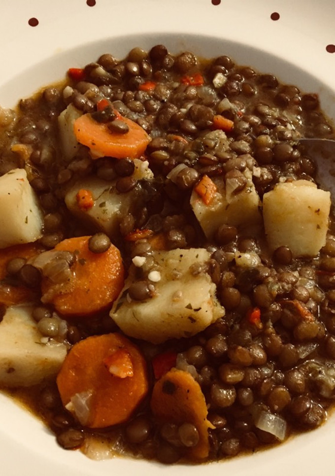 Una foto de Mi versión de guiso de lentejas vegetariano/vegano. Rico !!!