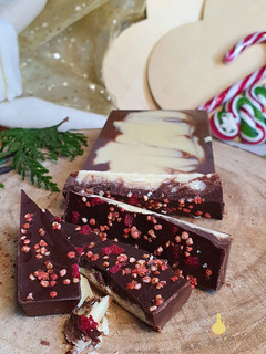 Una foto de Turrón Crujiente Tres Chocolates
