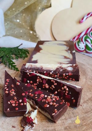 Una foto de Turrón Crujiente Tres Chocolates